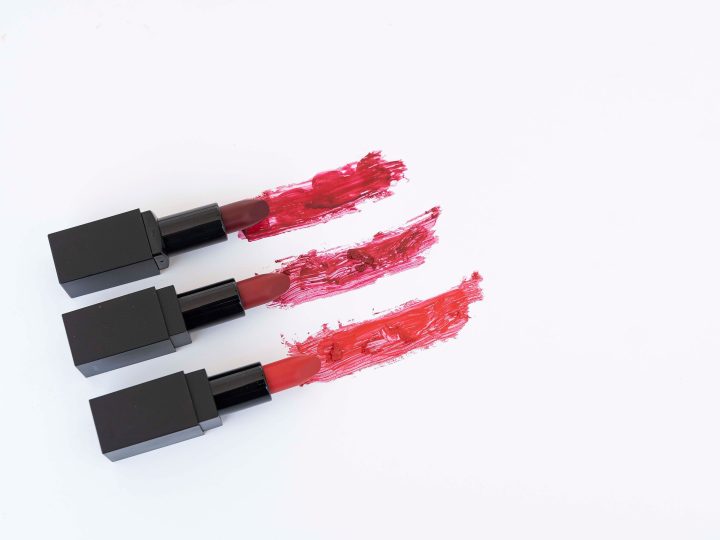 Tres labiales de diferentes rojos con muestras.